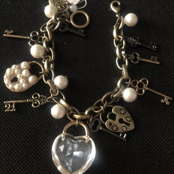Betsey Johnson Gold Tone Brass Ox Lock & Key Charm Bracelet Crystal/Faux Pearl - Picture 8 of 8